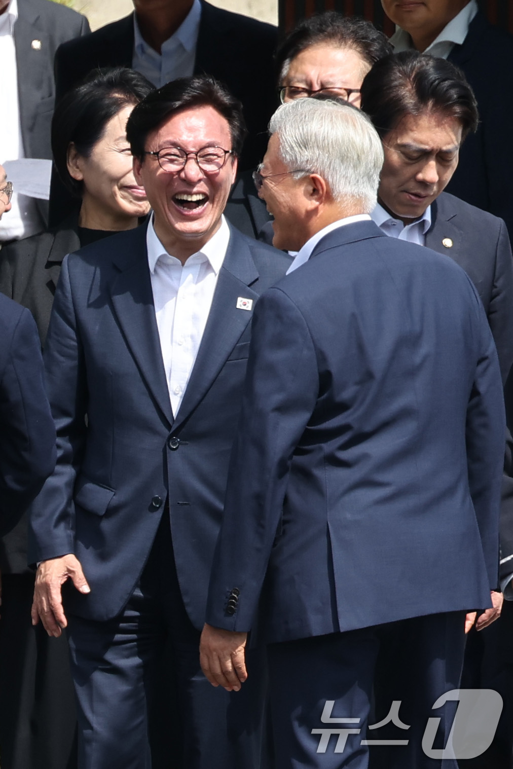 (양산=뉴스1) 신웅수 기자 = 김민석 더불어민주당 대표가 19일 경남 양산시 하북면 평산마을 문재인 전 대통령 사저를 방문한 뒤 문 전 대통령의 배웅을 받고 있다. 2026.8. …