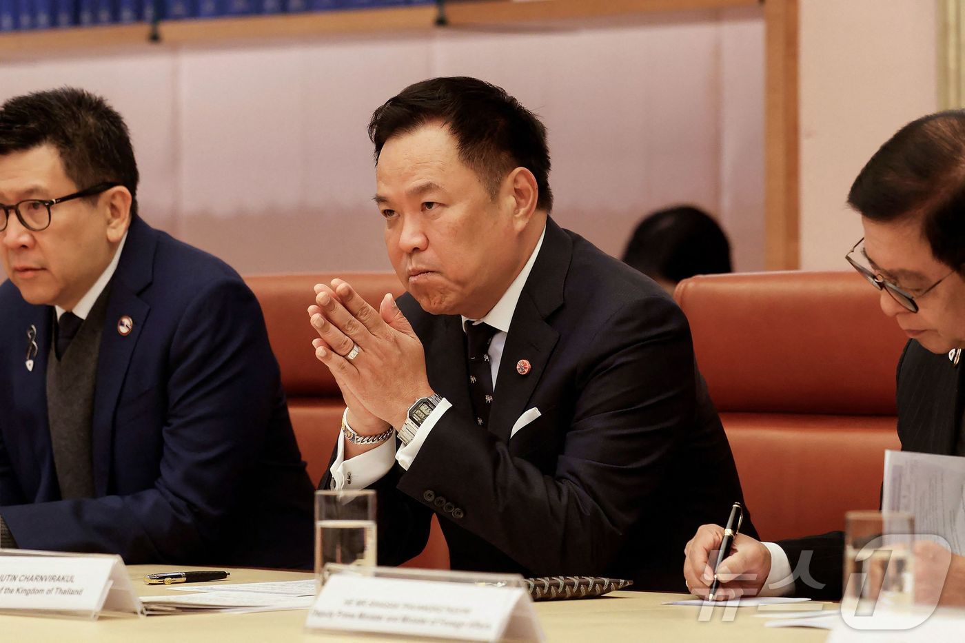 (캔버라 AFP=뉴스1) 한민아 수습기자 = 19일(현지시간) 호주 캔버라 국회의사당에서 아누틴 찬위라꾼 태국 총리와 대표단이 앤서니 앨버니지 호주 총리 및 정부 관계자들과 회담하 …