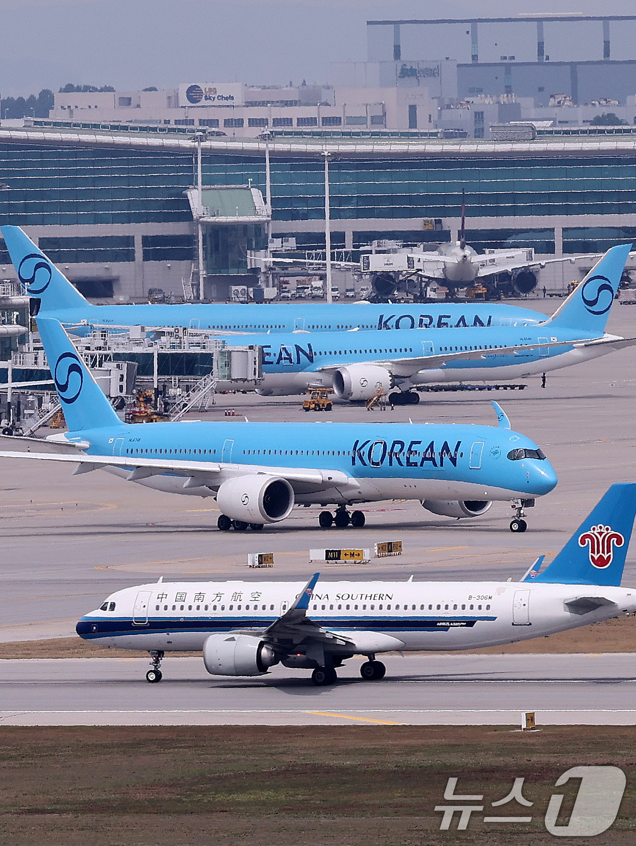 (인천공항=뉴스1) 박지혜 기자 = 국제 유가가 다시 상승하면서 다음 달 국제선 항공권에 부과되는 유류할증료도 큰 폭으로 오른다. 특히 미국 뉴욕행 등 대표적인 장거리 노선 왕복 …