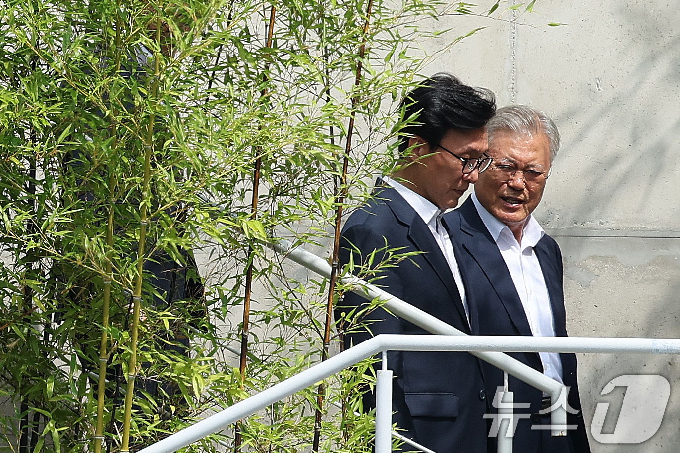 (양산=뉴스1) 신웅수 기자 = 김민석 더불어민주당 대표가 19일 경남 양산시 하북면 평산마을 문재인 전 대통령 사저를 방문한 뒤 문 전 대통령의 배웅을 받고 있다. 2026.8. …