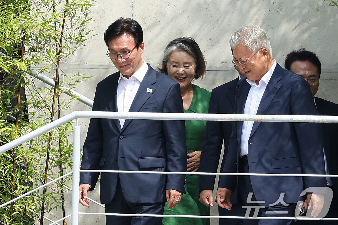 (양산=뉴스1) 신웅수 기자 = 김민석 더불어민주당 대표가 19일 경남 양산시 하북면 평산마을 문재인 전 대통령 사저를 방문한 뒤 문 전 대통령의 배웅을 받고 있다. 2026.8. …