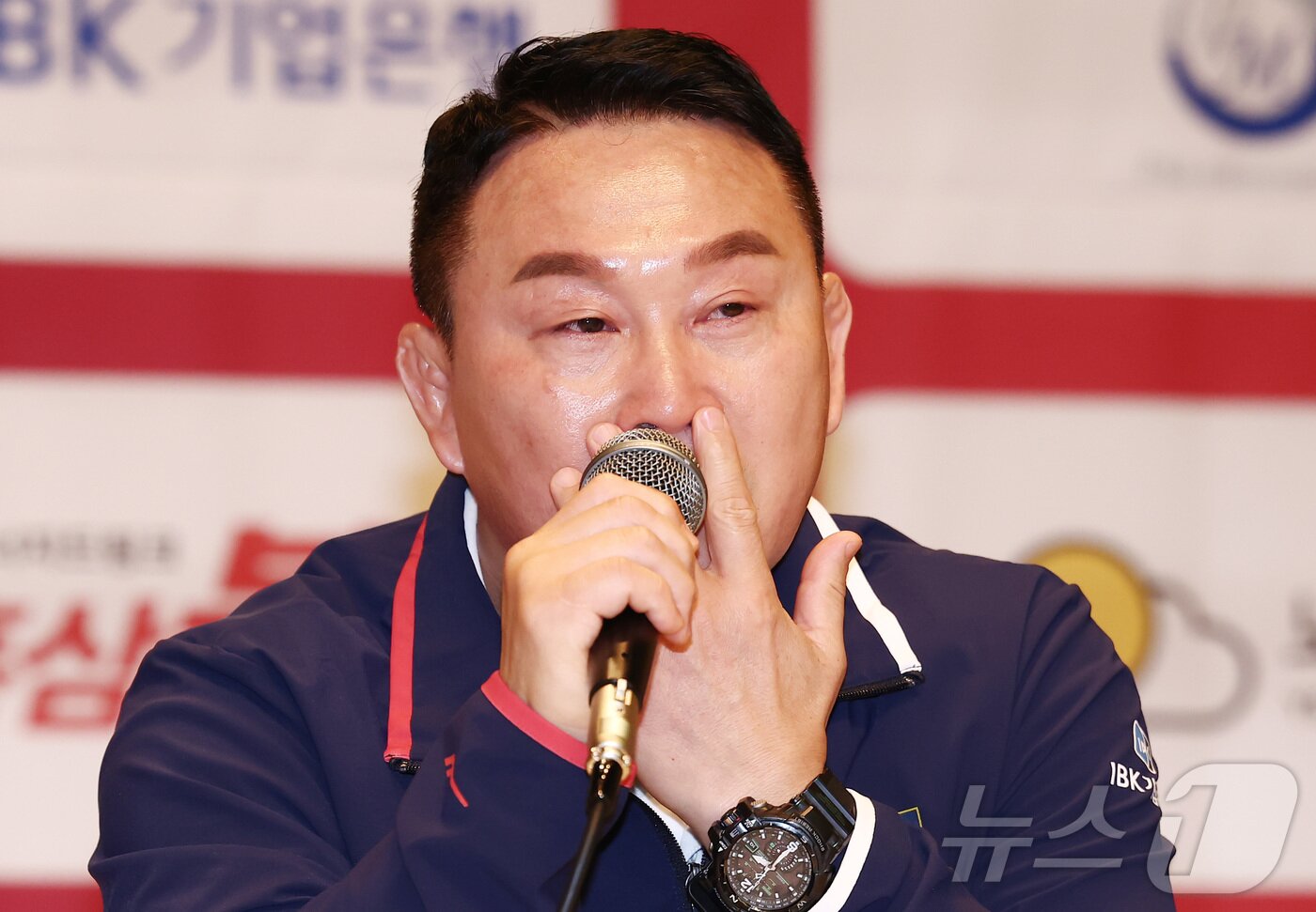 본문 이미지 - 안한봉 레슬링 국가대표 감독이 19일 오후 진천 국가대표선수촌에서 열린 대한민국 레슬링 국가대표 미디어데이 출정식에서 아시안게임에 임하는 각오를 밝히던 도중 눈물을 흘리고 있다. 2026.8.19 ⓒ 뉴스1 김민지 기자