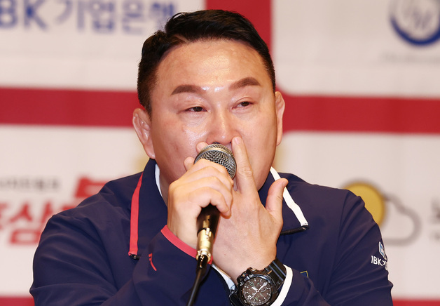 레슬링 선수들 고생에 눈물 흘리는 안한봉 감독