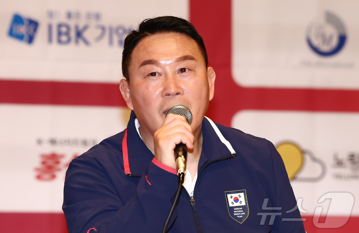 (진천=뉴스1) 김민지 기자 = 안한봉 레슬링 국가대표 감독이 19일 오후 진천 국가대표선수촌에서 열린 대한민국 레슬링 국가대표 미디어데이 출정식에서 아시안게임에 임하는 각오를 밝 …