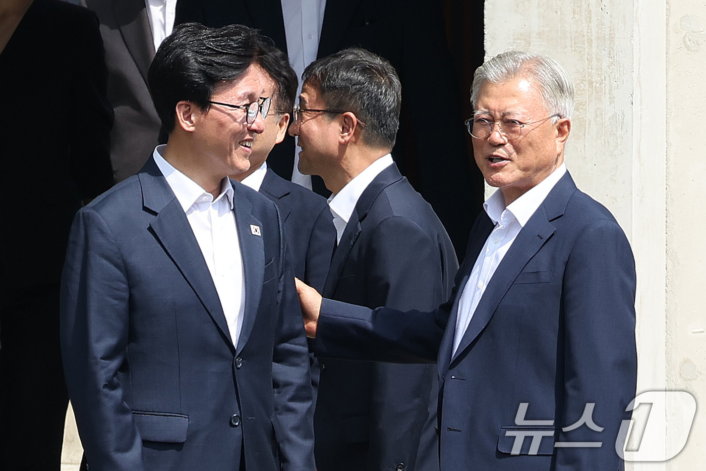 (양산=뉴스1) 신웅수 기자 = 김민석 더불어민주당 대표가 19일 경남 양산시 하북면 평산마을 문재인 전 대통령 사저를 방문한 뒤 문 전 대통령의 배웅을 받고 있다. 2026.8. …