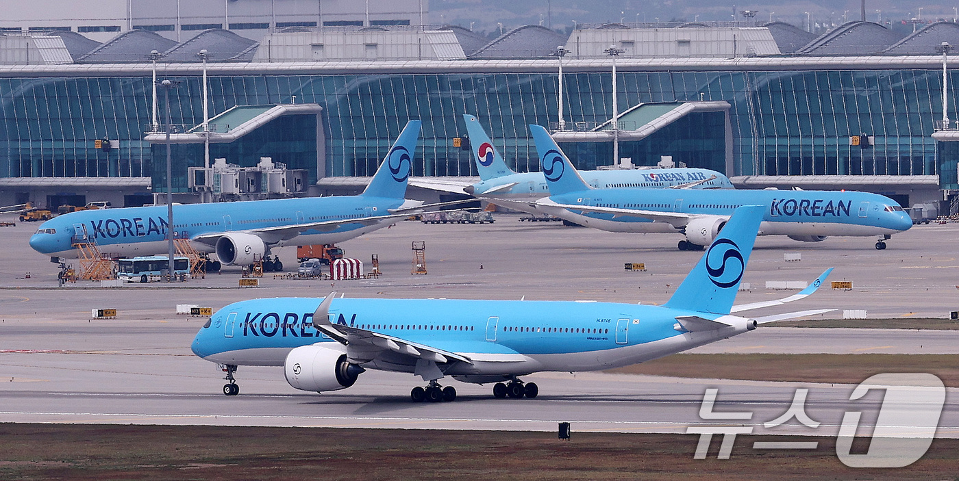 (인천공항=뉴스1) 박지혜 기자 = 국제 유가가 다시 상승하면서 다음 달 국제선 항공권에 부과되는 유류할증료도 큰 폭으로 오른다. 특히 미국 뉴욕행 등 대표적인 장거리 노선 왕복 …