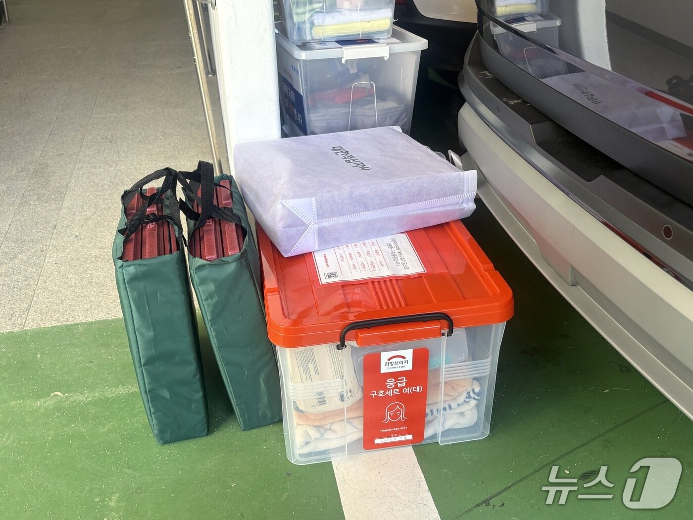 본문 이미지 - 19일 오후 산사태 피해를 입은 경남 거제시 옥포동에 위치한 옥포초등학교 대피소에서 지 모 씨(50대·여)가 짐을 싸며 복귀를 준비하고 있다. 2026.8.19 ⓒ 뉴스1 박서현 기자
