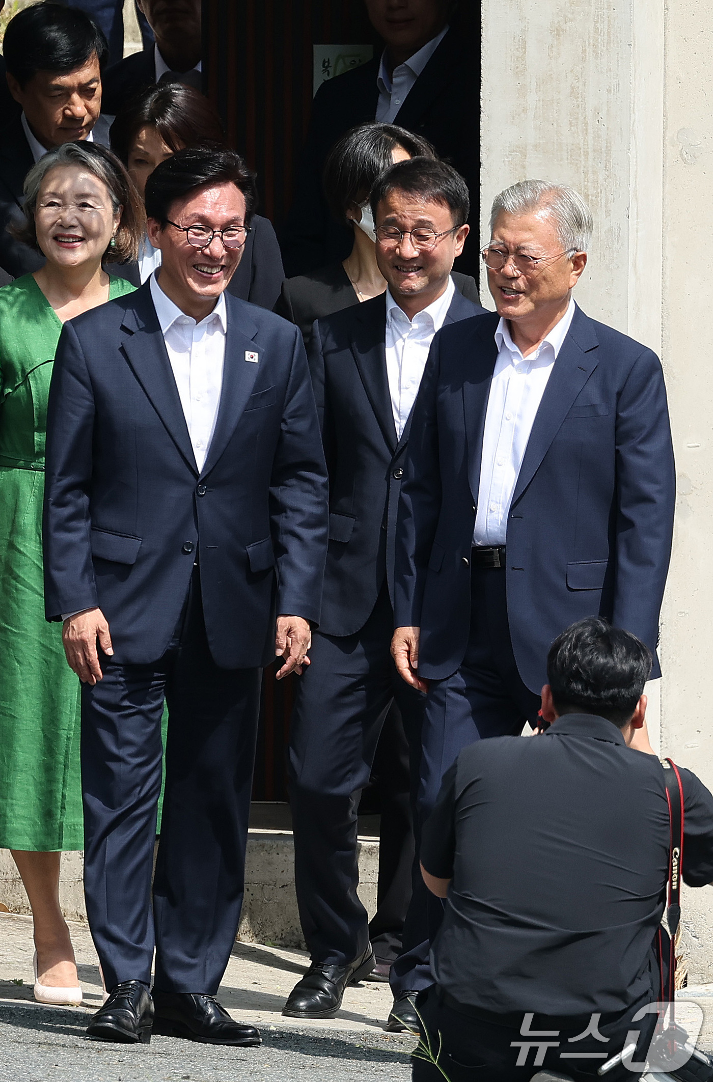 (양산=뉴스1) 신웅수 기자 = 김민석 더불어민주당 대표가 19일 경남 양산시 하북면 평산마을 문재인 전 대통령 사저를 방문한 뒤 문 전 대통령의 배웅을 받고 있다. 2026.8. …