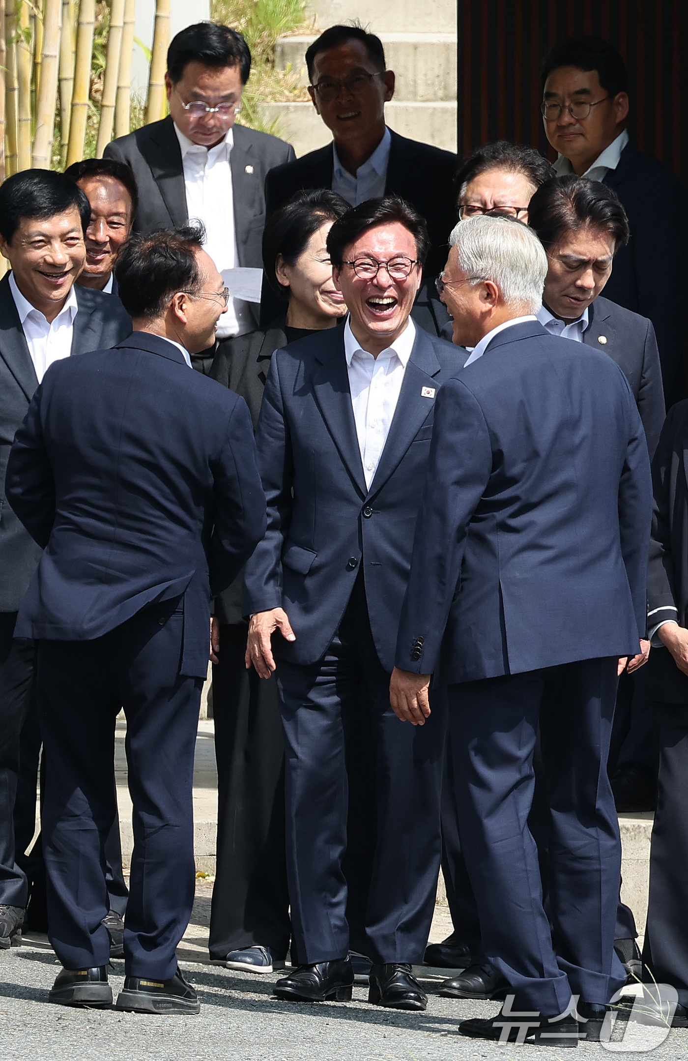 (양산=뉴스1) 신웅수 기자 = 김민석 더불어민주당 대표가 19일 경남 양산시 하북면 평산마을 문재인 전 대통령 사저를 방문한 뒤 문 전 대통령의 배웅을 받고 있다. 2026.8. …