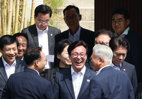 '문재인 전 대통령 농담에'
