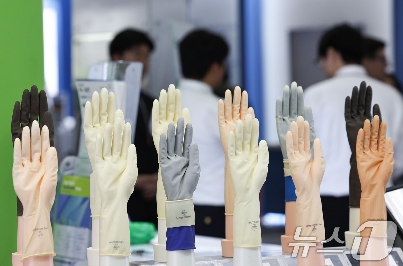 (서울=뉴스1) 이종수 기자 = 19일 서울 강남구 코엑스에서 열린 ‘2026 국제 병원의료산업 박람회’에서 의료용 장갑이 전시되어 있다. 2026.8.19/뉴스1