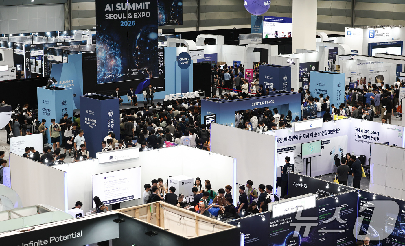 (서울=뉴스1) 이종수 기자 = 19일 서울 강남구 코엑스에서 열린 ‘2026 AI 서밋 서울 & 엑스포’에서 관람객들이 AI 관련 부스를 둘러보고 있다. 2026.8.19/뉴스1 …