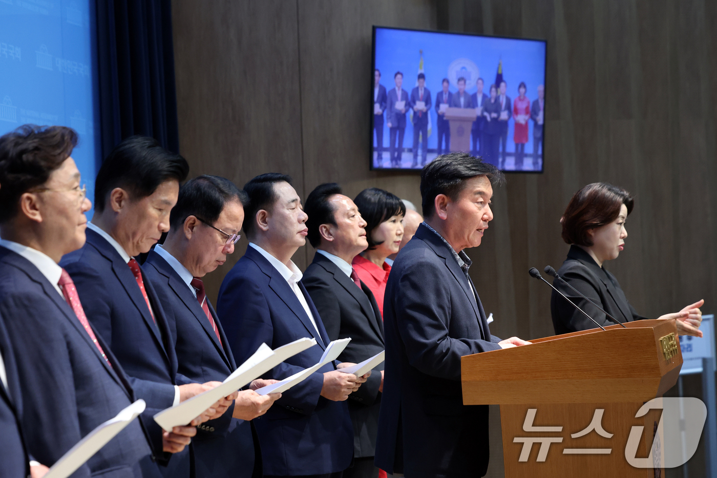 (서울=뉴스1) 황기선 기자 = 국민의힘 원외 당협위원장들이 19일 오후 서울 여의도 국회 소통관에서 이재명 대통령의 개헌 추진 등을 규탄하는 성명을 발표 하고 있다.  2026. …