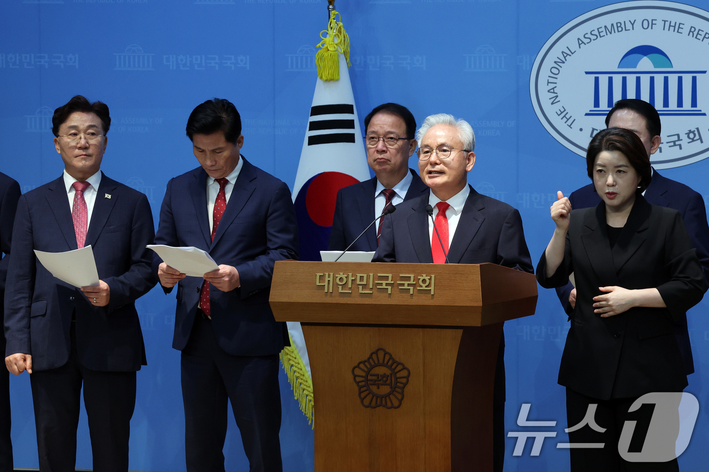 (서울=뉴스1) 황기선 기자 = 국민의힘 원외 당협위원장들이 19일 오후 서울 여의도 국회 소통관에서 이재명 대통령의 개헌 추진 등을 규탄하는 성명을 발표 하고 있다.  2026. …