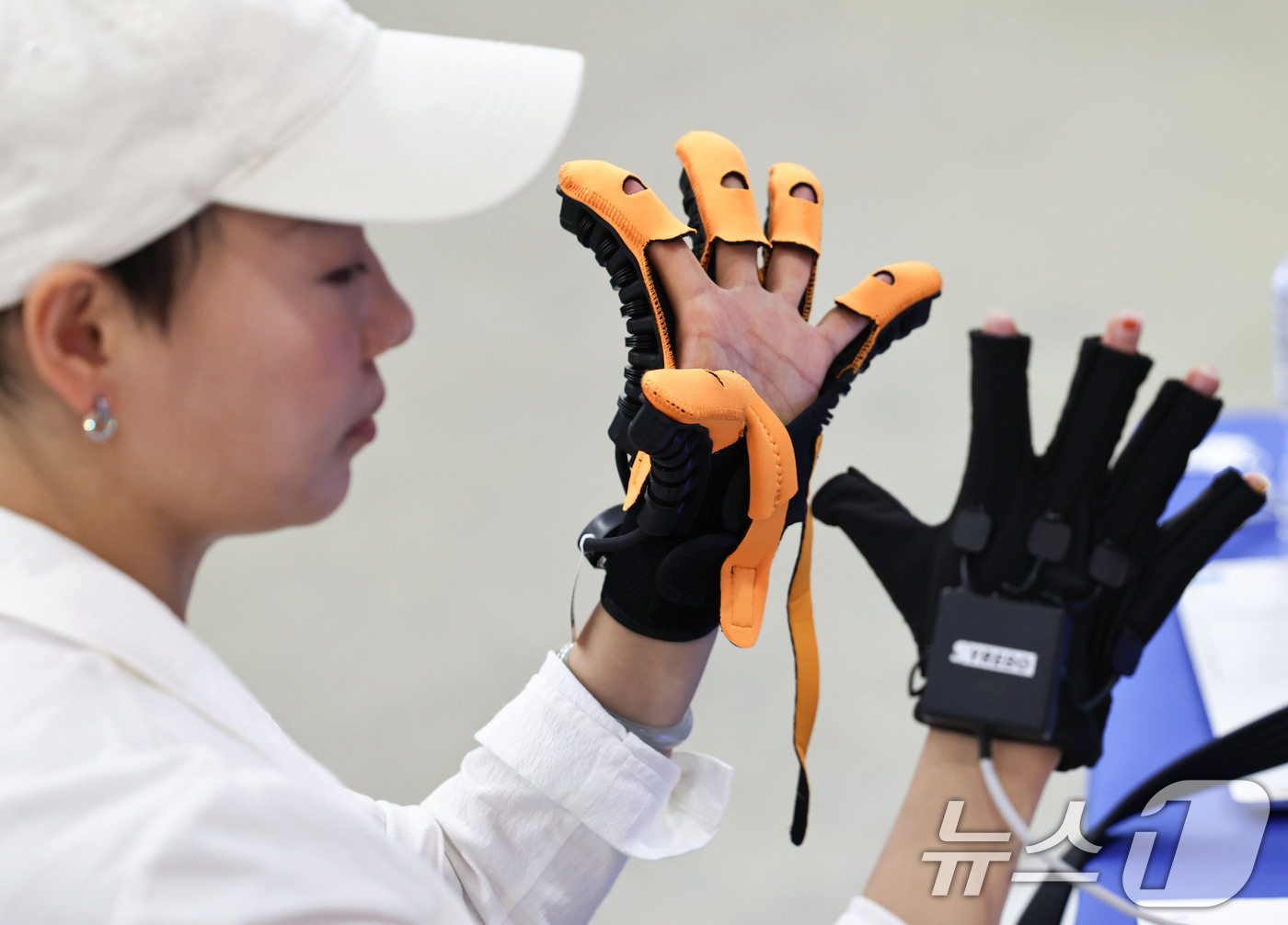 (서울=뉴스1) 이종수 기자 = 19일 서울 강남구 코엑스에서 열린 ‘2026 국제 병원의료산업 박람회’에서 관계자가 재활 관련 용품을 시연하고 있다. 2026.8.19/뉴스1