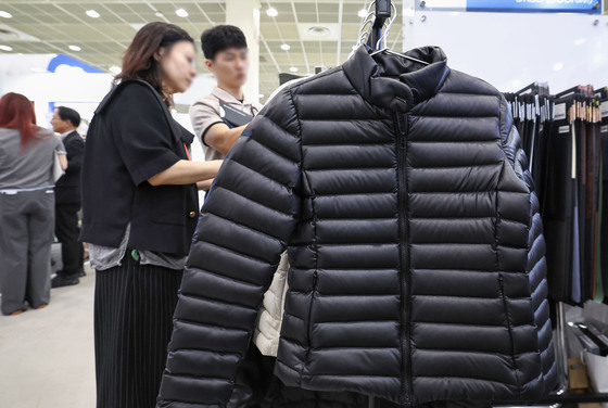 기능성 옷 살펴보는 관람객