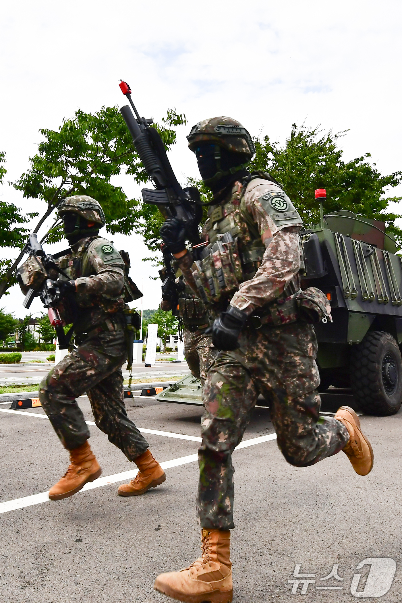 (경주=뉴스1) 최창호 기자 = 19일 오후 경북 경주시 보문단지 내 화백컨벤션센터에서 실시된 2026년 을지훈련에서 육군 50사단 초기대응반과 기동타격대원들이 K806 차륜형장갑 …