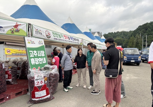 "품질 좋은 진안고추 사세요"…진안고원 고추시장 '성황'