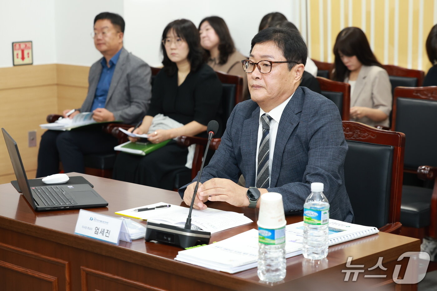 본문 이미지 - 인사청문회에서 위원들의 질의에 경청하는 제천한방천연물산업진흥재단 엄세진 이사장 후보. (제천시의회 제공. 재판매 및 DB금지) 
