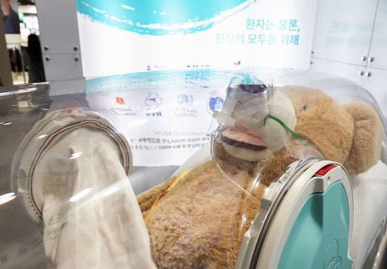 코엑스에 전시된 음압식 이동 격리 장치