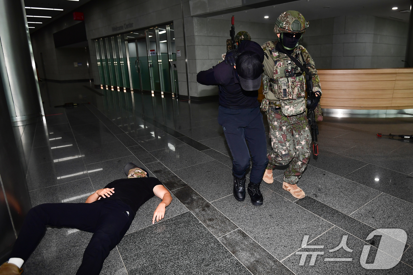 (경주=뉴스1) 최창호 기자 = 19일 오후 경북 경주시 보문단지 내 화백컨벤션센터에서 실시된 2026년 을지훈련에서 육군 50사단 초기대응반과 기동타격대원들이 K806 차륜형장갑 …