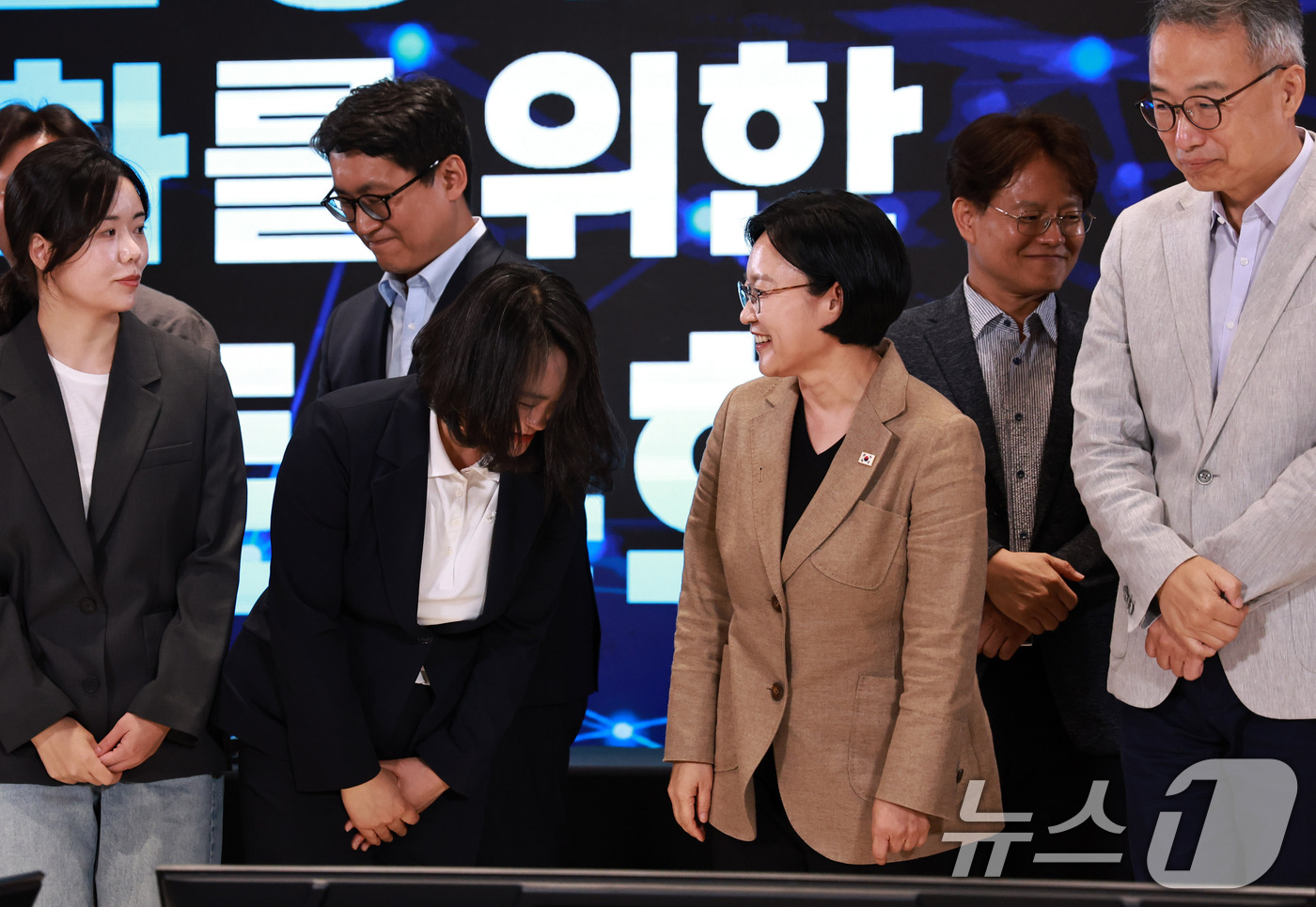 (서울=뉴스1) 구윤성 기자 = 한성숙 국무총리가 19일 오후 마포구 SVC서울에서 열린 창업생태계 강화 토론회에서 참석자들과 인사 나누고 있다.  2026.8.19/뉴스1