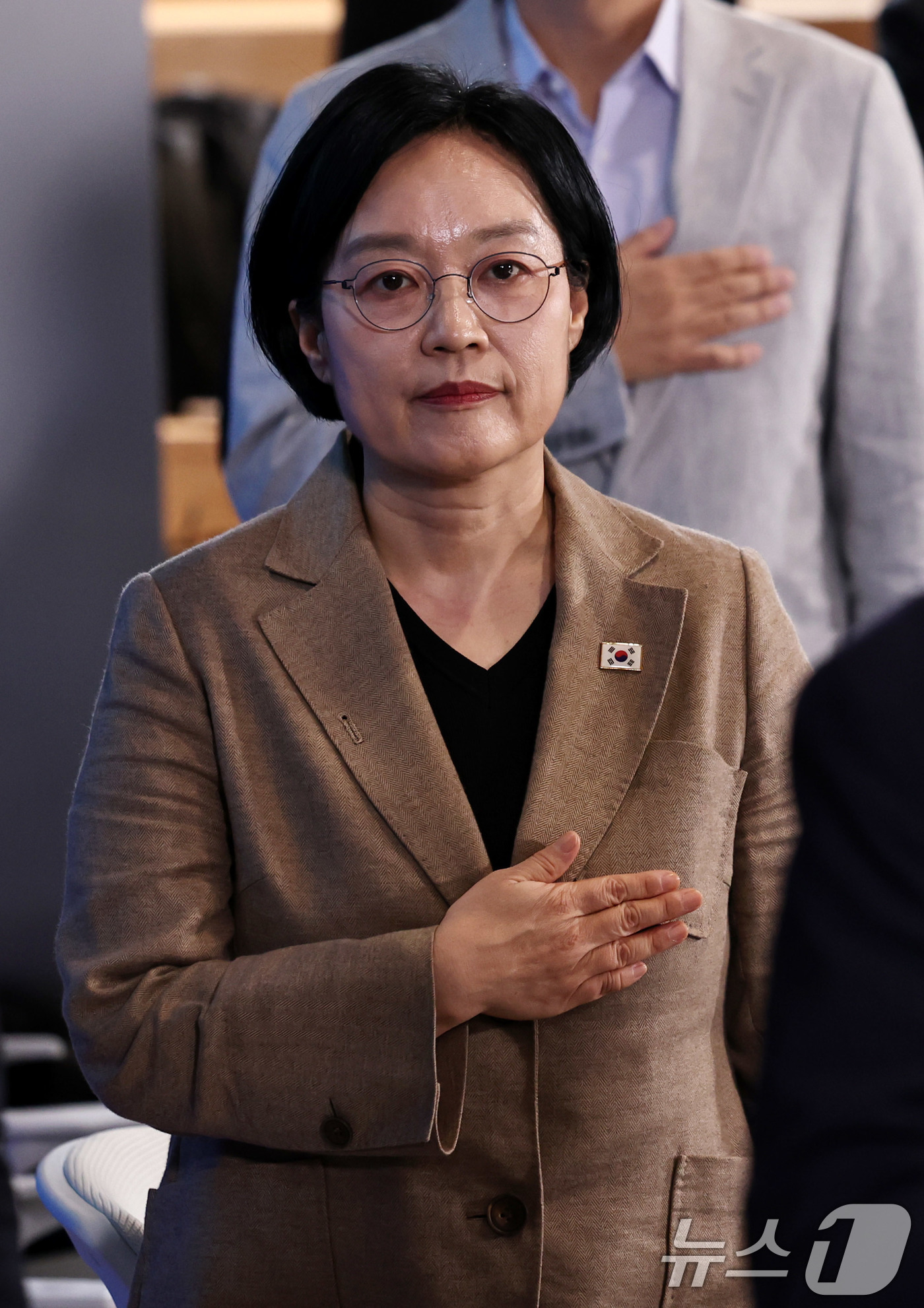 (서울=뉴스1) 구윤성 기자 = 한성숙 국무총리가 19일 오후 마포구 SVC서울에서 열린 창업생태계 강화 토론회에 참석해 국기에 대한 경례를 하고 있다.  2026.8.19/뉴스1 …