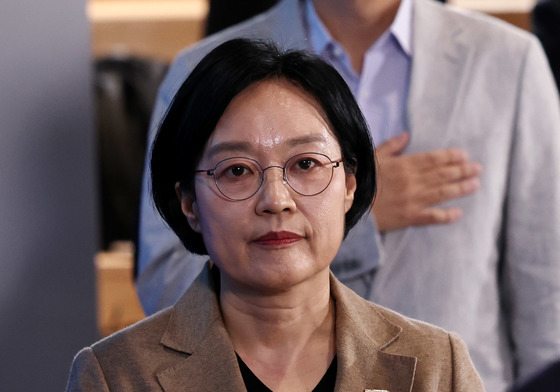 국기에 대한 경례하는 한성숙 총리
