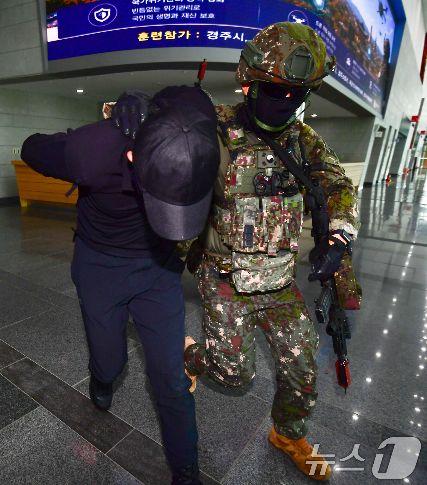 (경주=뉴스1) 최창호 기자 = 19일 오후 경북 경주시 보문단지 내 화백컨벤션센터에서 실시된 2026년 을지훈련에서 육군 50사단 초기대응반과 기동타격대원들이 K806 차륜형장갑 …