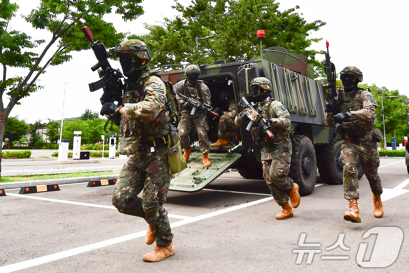 (경주=뉴스1) 최창호 기자 = 19일 오후 경북 경주시 보문단지 내 화백컨벤션센터에서 실시된 2026년 을지훈련에서 K806 차륜형 장갑차로 테러 현장에 도착한 육군 50사단 초 …