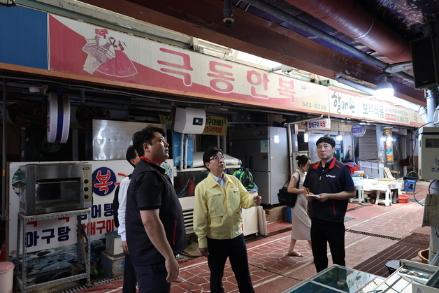 소진공, '집중호우 피해' 거제·통영 전통시장 복구 상황 점검