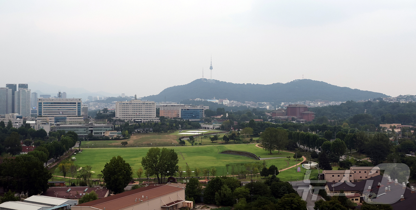 (서울=뉴스1) 김진환 기자 = 용산공원 주변 개발을 통한 주택 공급 가능성을 놓고 정부와 서울시가 엇갈린 입장을 보이는 와중에 더불어민주당과 정부는 19일 당정협의회를 열고, 국 …