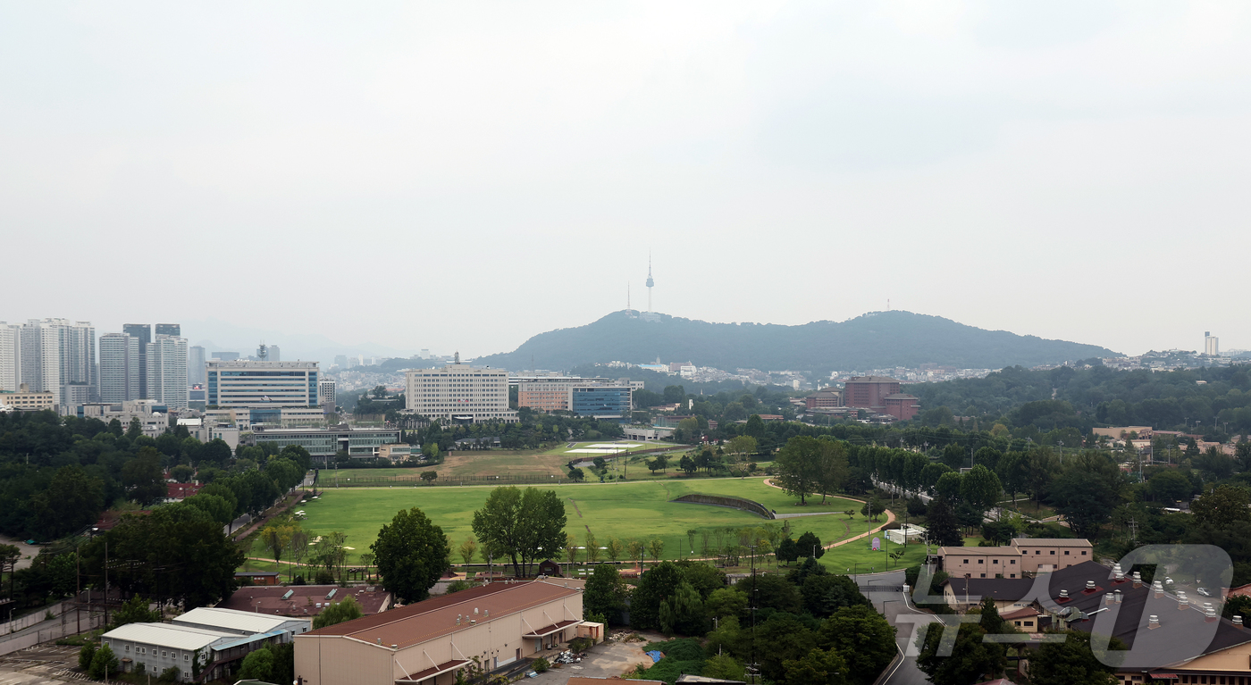 (서울=뉴스1) 김진환 기자 = 용산공원 주변 개발을 통한 주택 공급 가능성을 놓고 정부와 서울시가 엇갈린 입장을 보이는 와중에 더불어민주당과 정부는 19일 당정협의회를 열고, 국 …