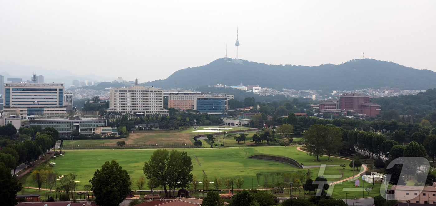 (서울=뉴스1) 김진환 기자 = 용산공원 주변 개발을 통한 주택 공급 가능성을 놓고 정부와 서울시가 엇갈린 입장을 보이는 와중에 더불어민주당과 정부는 19일 당정협의회를 열고, 국 …