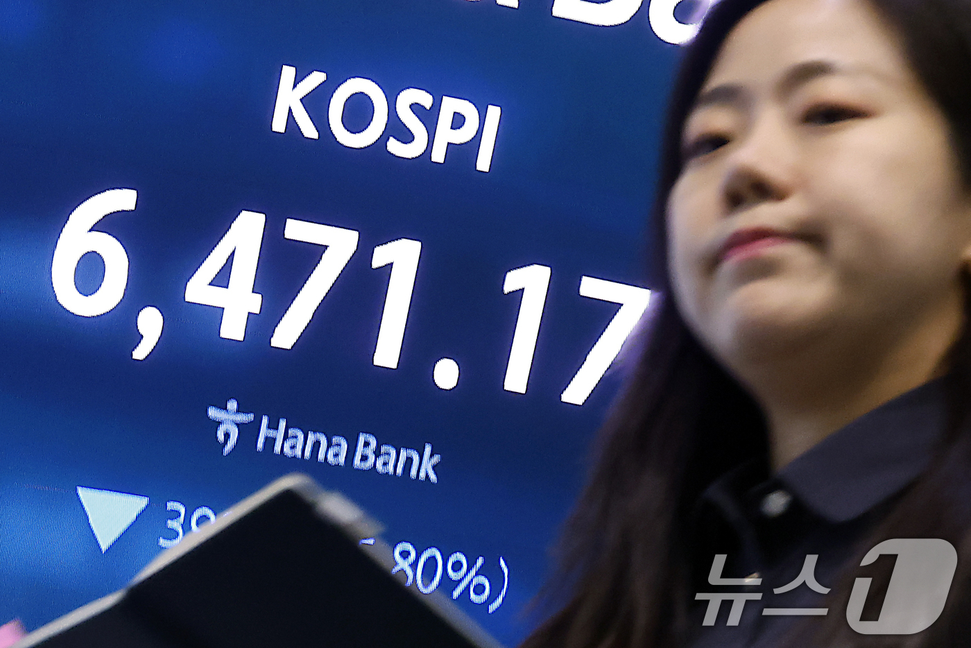 (서울=뉴스1) 박정호 기자 = 19일 오후 서울시 중구 하나은행 본점 딜링룸 전광판에 코스피 등 종가가 표시되고 있다.이날 코스피는 전 거래일 대비 398.66p(5.80%) 떨 …