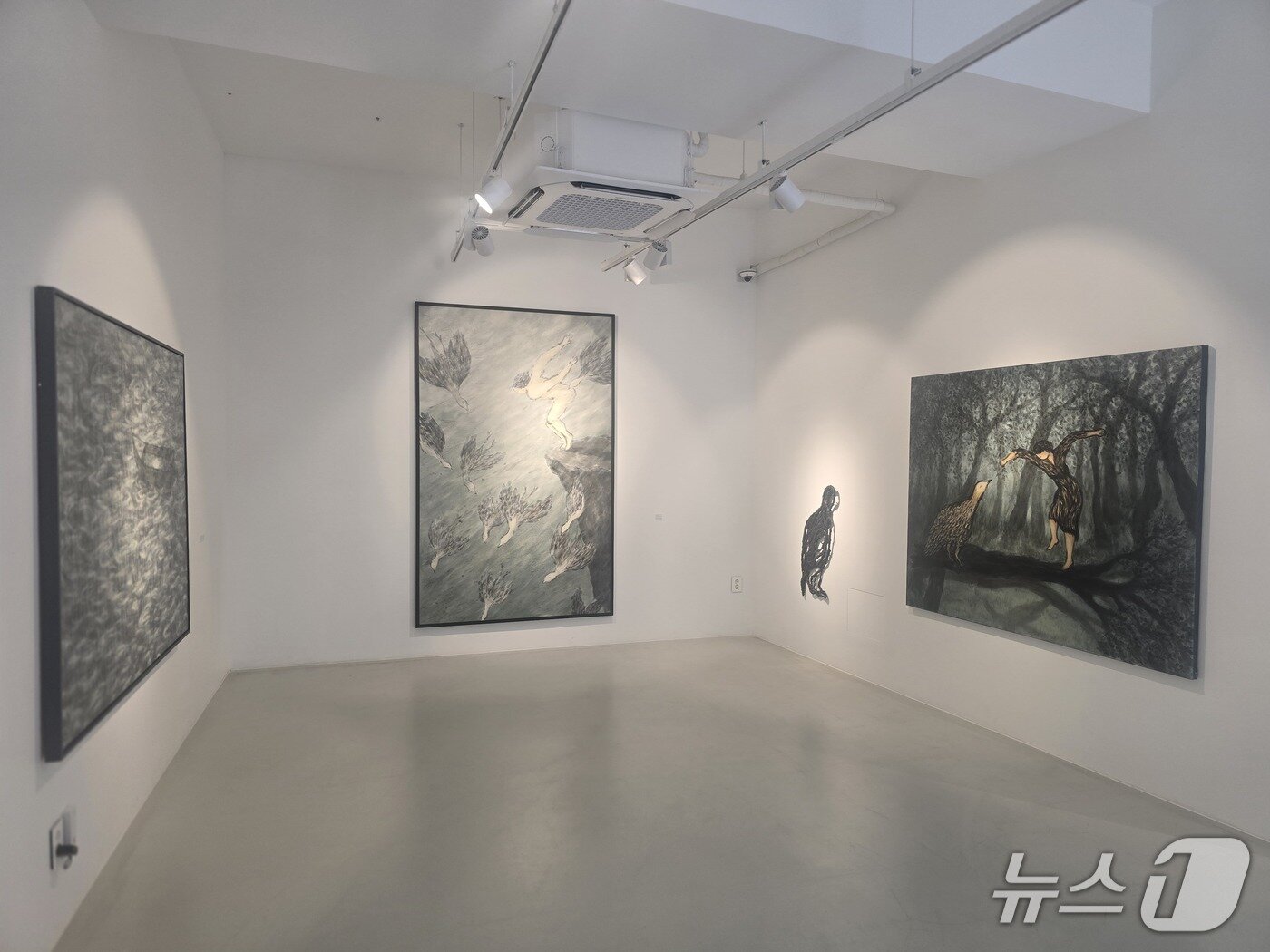 본문 이미지 - 김원숙 개인전 '영원한 봄' 전시전경. 2026.08.19. ⓒ 뉴스1 김정한 기자