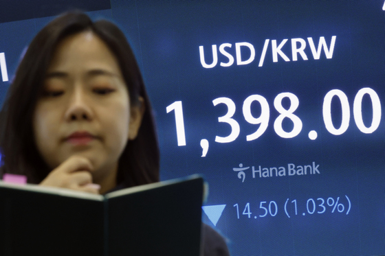 증시 약세에도 환율 1300원대…달러 버티는데 원화는 왜 강해졌나
