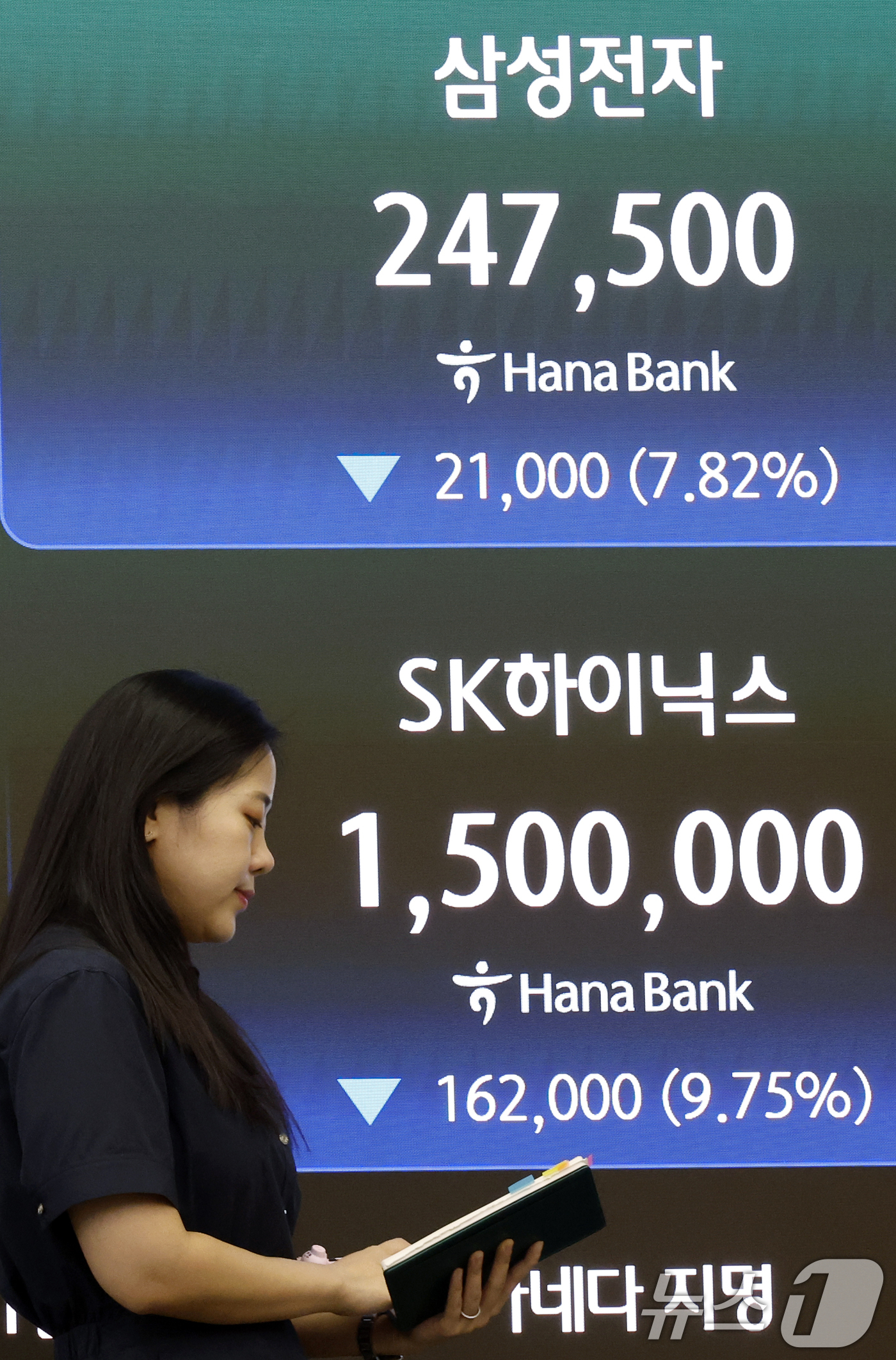(서울=뉴스1) 박정호 기자 = 19일 오후 서울시 중구 하나은행 본점 딜링룸 전광판에 삼성전자와 SK하이닉스 종가가 표시되고 있다.이날 코스피는 전 거래일 대비 398.66p(5 …