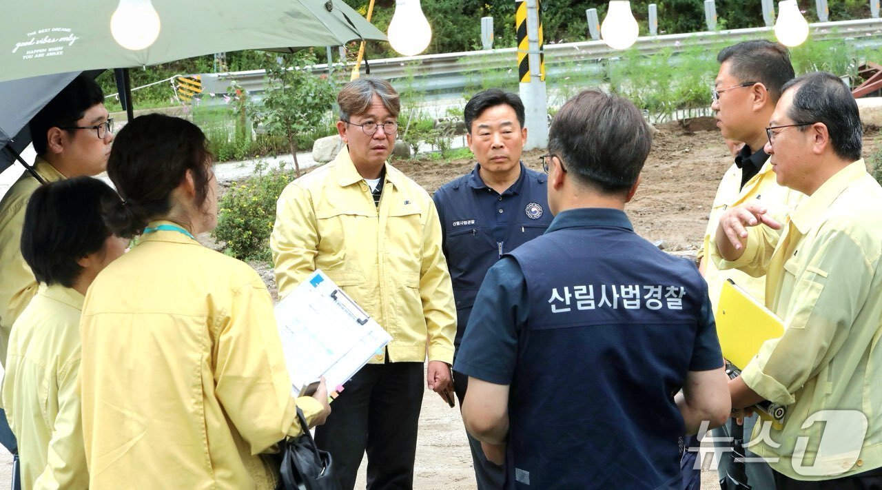 본문 이미지 - 하천구역 내 불법영업 및 국공유지 무단 점유 합동 점검.(인제군 제공. 재판매 및 DB금지)/뉴스1