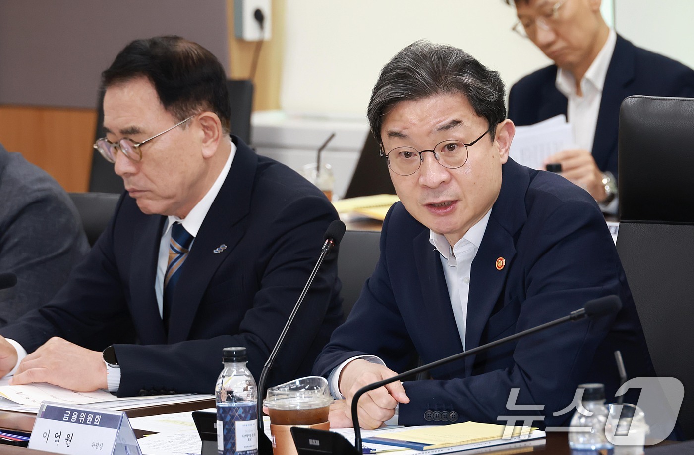 (서울=뉴스1) = 이억원 금융위원장이 19일 오후 서울 종로구 정부서울청사에서 열린 제53차 금융중심지추진위원회에서 안건에 대한 보고·심의를 하고 있다. (금융위원회 제공. 재판 …