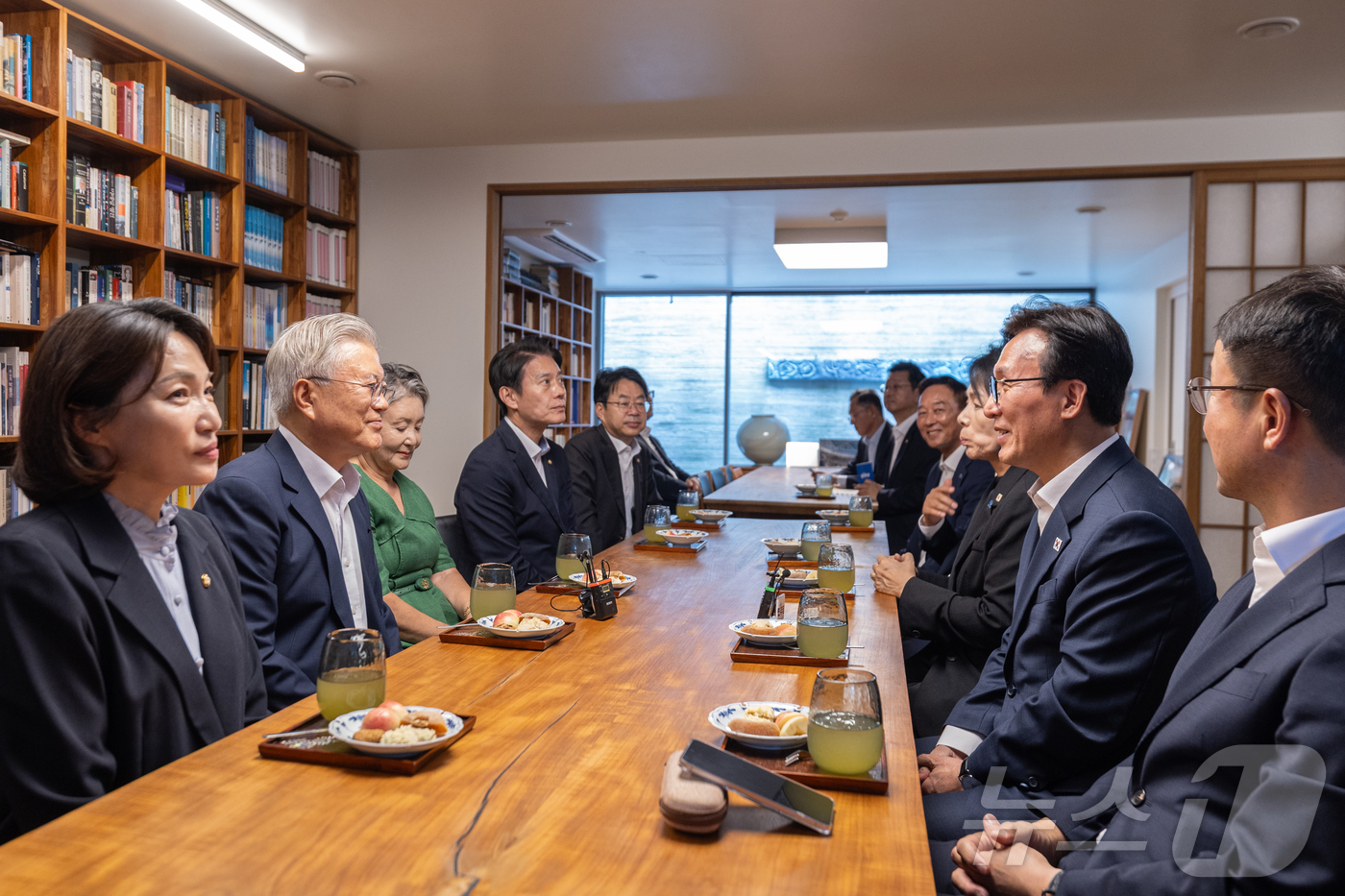 (서울=뉴스1) 황기선 기자 = 김민석 더불어민주당 대표가 19일 경남 양산시 하북면 평산마을 문재인 전 대통령 사저를 방문, 문 전 대통령과 대화를 나누고 있다. (더불어민주당 …