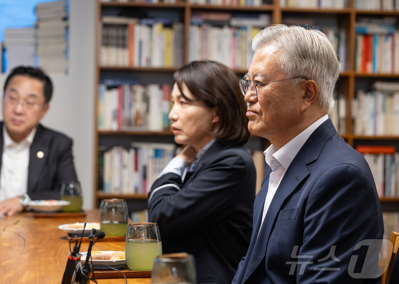 (서울=뉴스1) 황기선 기자 = 문재인 전 대통령이 19일 경남 양산시 하북면 평산마을 사저에서 김민석 더불어민주당 대표와 대화를 나누고 있다. (더불어민주당 제공. 재판매 및 D …