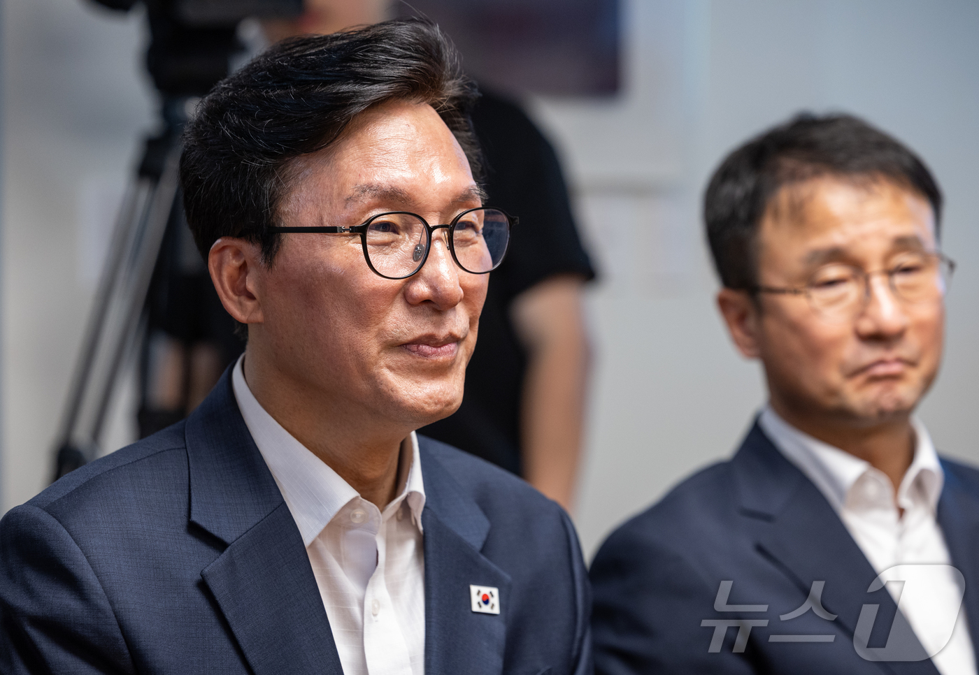 (서울=뉴스1) 황기선 기자 = 김민석 더불어민주당 대표가 19일 경남 양산시 하북면 평산마을 문재인 전 대통령 사저를 방문, 문 전 대통령과 대화를 나누고 있다. (더불어민주당 …