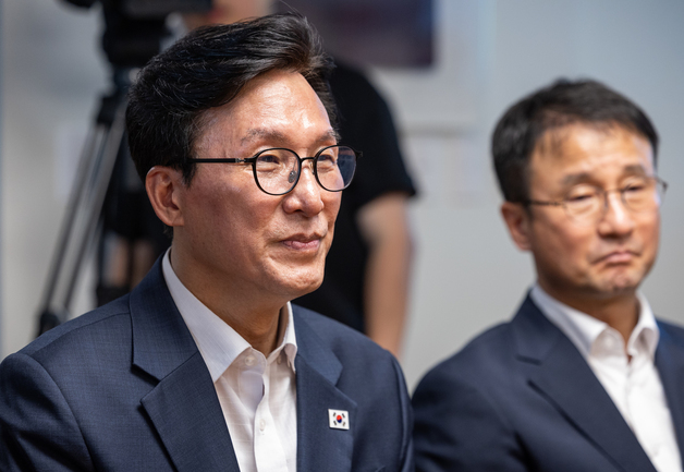 文 전 대통령 사저 찾은 김민석 대표