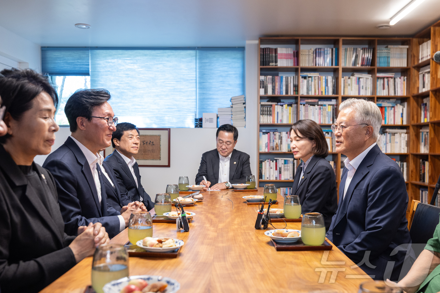 (서울=뉴스1) 황기선 기자 = 김민석 더불어민주당 대표가 19일 경남 양산시 하북면 평산마을 문재인 전 대통령 사저를 방문, 문 전 대통령과 대화를 나누고 있다.  (더불어민주당 …