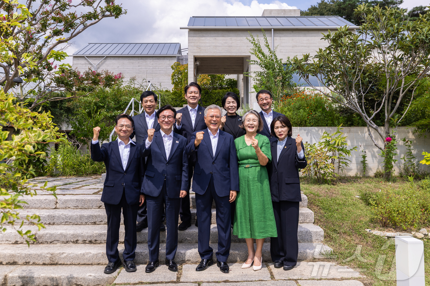 (서울=뉴스1) 황기선 기자 = 더불어민주당 김민석 대표와 신임 지도부가 19일 경남 양산시 하북면 평산마을 문재인 전 대통령 사저를 방문, 문 전 대통령, 김정숙 여사와 기념촬영 …