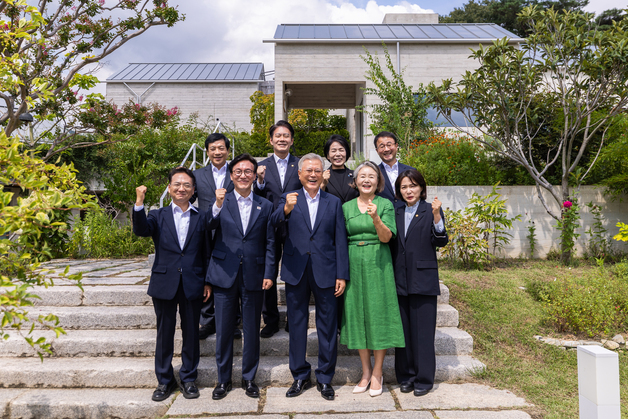 문재인 전 대통령 사저 찾은 더불어민주당 신임 지도부
