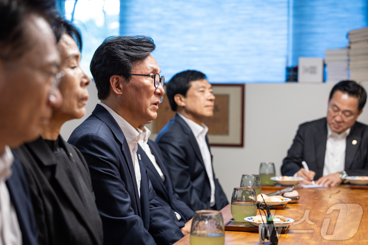(서울=뉴스1) 황기선 기자 = 김민석 더불어민주당 대표가 19일 경남 양산시 하북면 평산마을 문재인 전 대통령 사저를 방문, 문 전 대통령과 대화를 나누고 있다. (더불어민주당 …