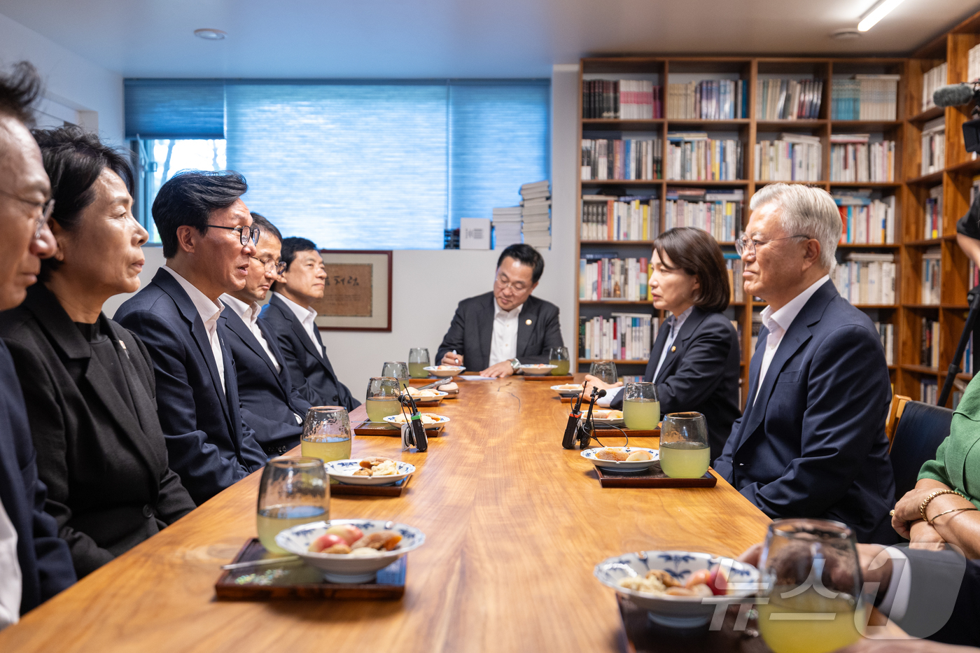 (서울=뉴스1) 황기선 기자 = 김민석 더불어민주당 대표가 19일 경남 양산시 하북면 평산마을 문재인 전 대통령 사저를 방문, 문 전 대통령과 대화를 나누고 있다. (더불어민주당 …