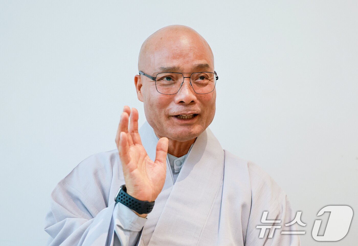 본문 이미지 - 조계종 총무원장 후보 경우스님이 19일 서울 종로구 티하우스일지에서 뉴스1과 인터뷰를 하고 있다. ⓒ 뉴스1 이호윤 기자